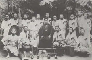 Chojun_Miyagi_alumnos_Naha_1942
