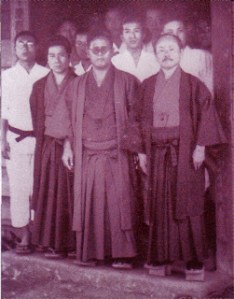 Profesores okinawenses de Karate fotografiados en Japón...