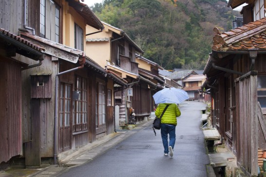 Las aldeas de Yunotsu, Oomori y Onsentsu prosperaron en el siglo XVI gracias a las minas de plata que se explotaban en la zona, las Iwami Ginzan, que en su tiempo llegaron a igualar en importancia a las de Potosí. Parte de su producción llegaba a España en barco vía Goa y Portugal. Hoy estas minas y sus poblaciones forman parte del listado del Patrimonio de la Humanidad de la Unesco.