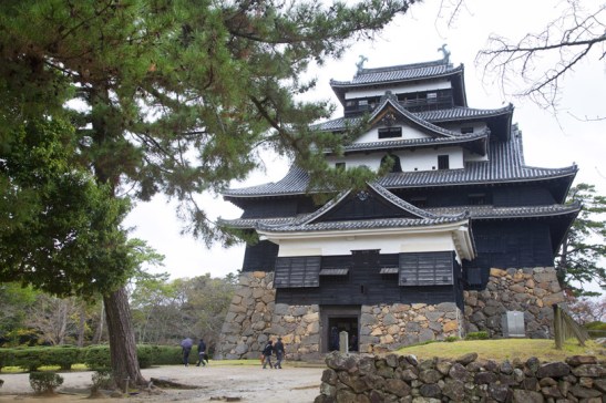 El castillo de Matsue, conocido también como «castillo negro» es uno de los únicos doce en Japón que conserva intacta su estructura original de madera de principios del siglo XVII. En él vivieron los samuráis al servicio del señor de Matsue y hoy sus interiores conservan las armaduras, máscaras y espadas utilizadas por aquellos guerreros míticos.