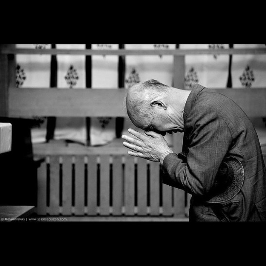 pray-japan-shinto-old-man-black-white-bow-temple
