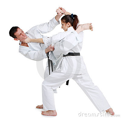 karate-chica-joven-y-hombres-en-un-kimono-20612219